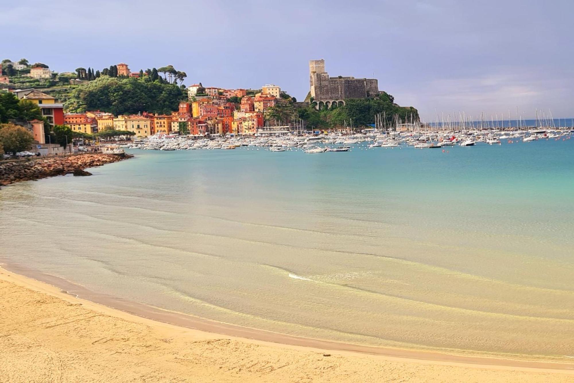 La Casa Del Pittore Anna House Lerici Rum bild